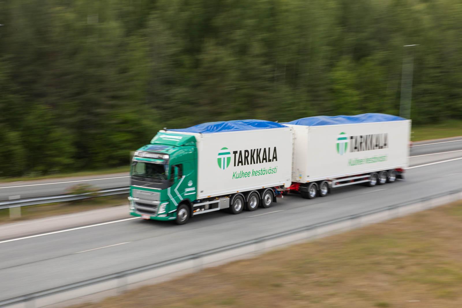 Tarkkalan kuljetuspalveluiden rekka ajossa